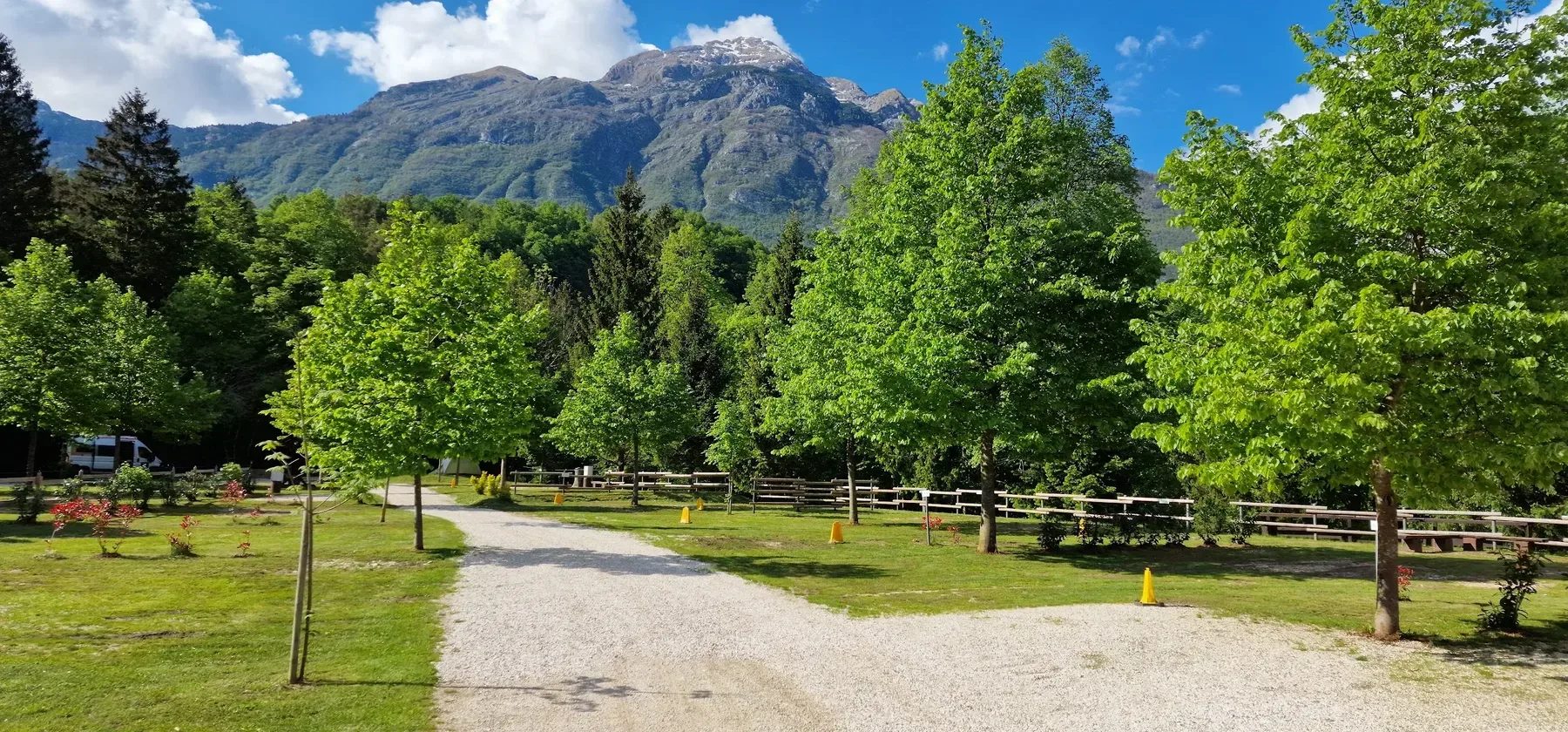 Camp Liza · Bovec — výjezd z parku s výhledem na masiv nad Sočou.