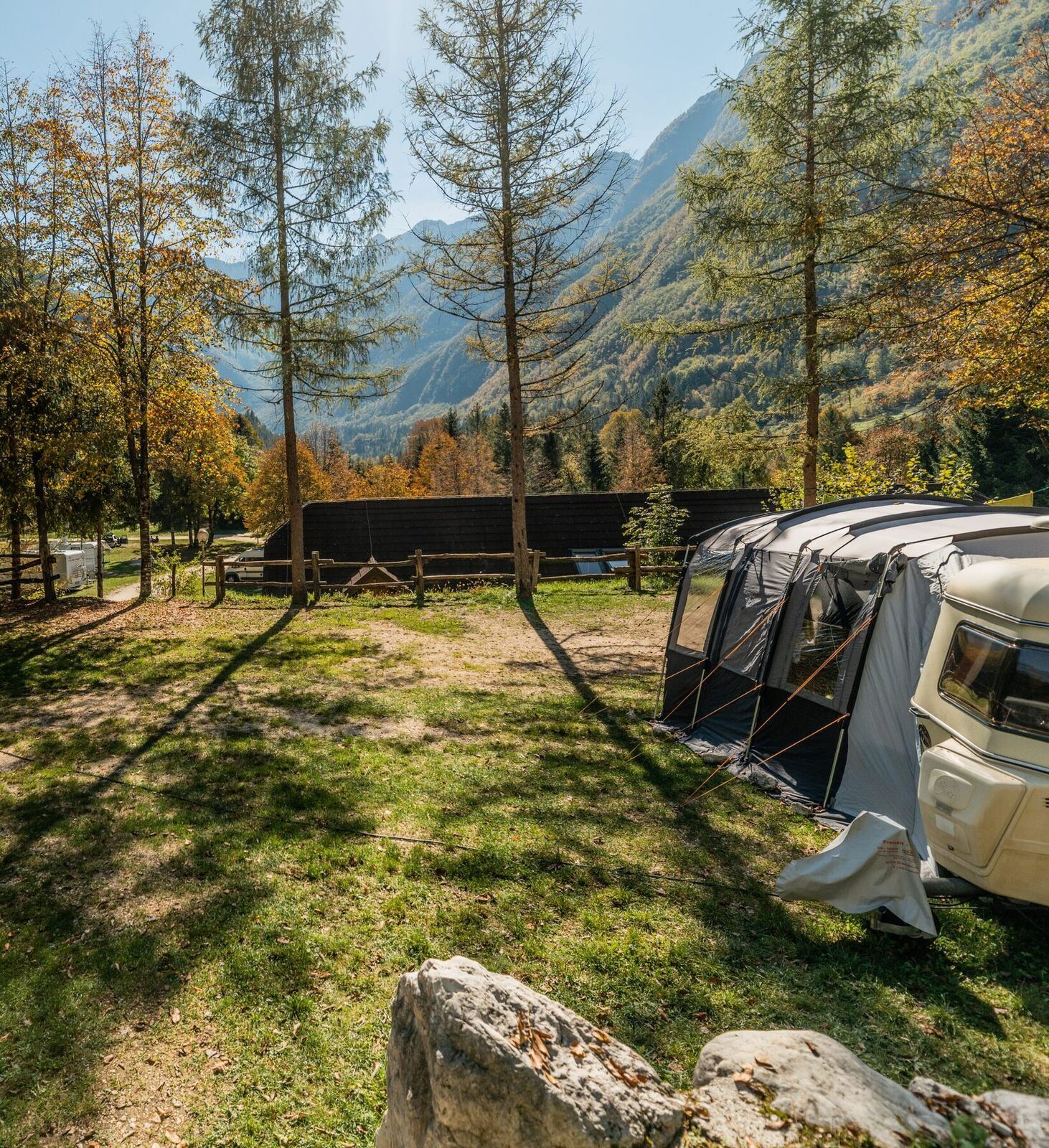 Kamp Soča · Soča village — terasy nad řekou v Triglavském NP.